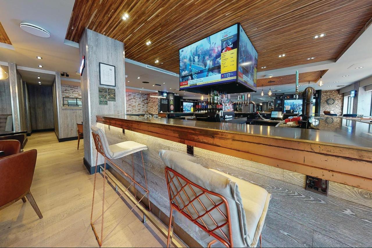 Village Hotel Leeds North Exterior foto