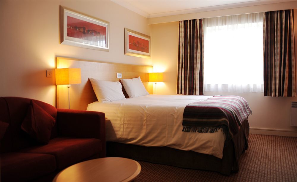 Village Hotel Leeds North Exterior foto
